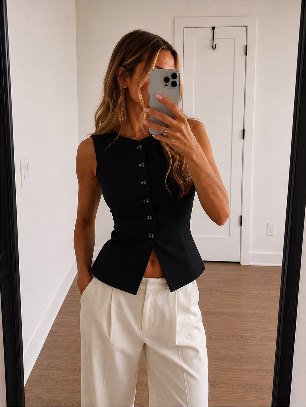 Aritzia Babaton Deniro Black Button Front
Tailored Vest